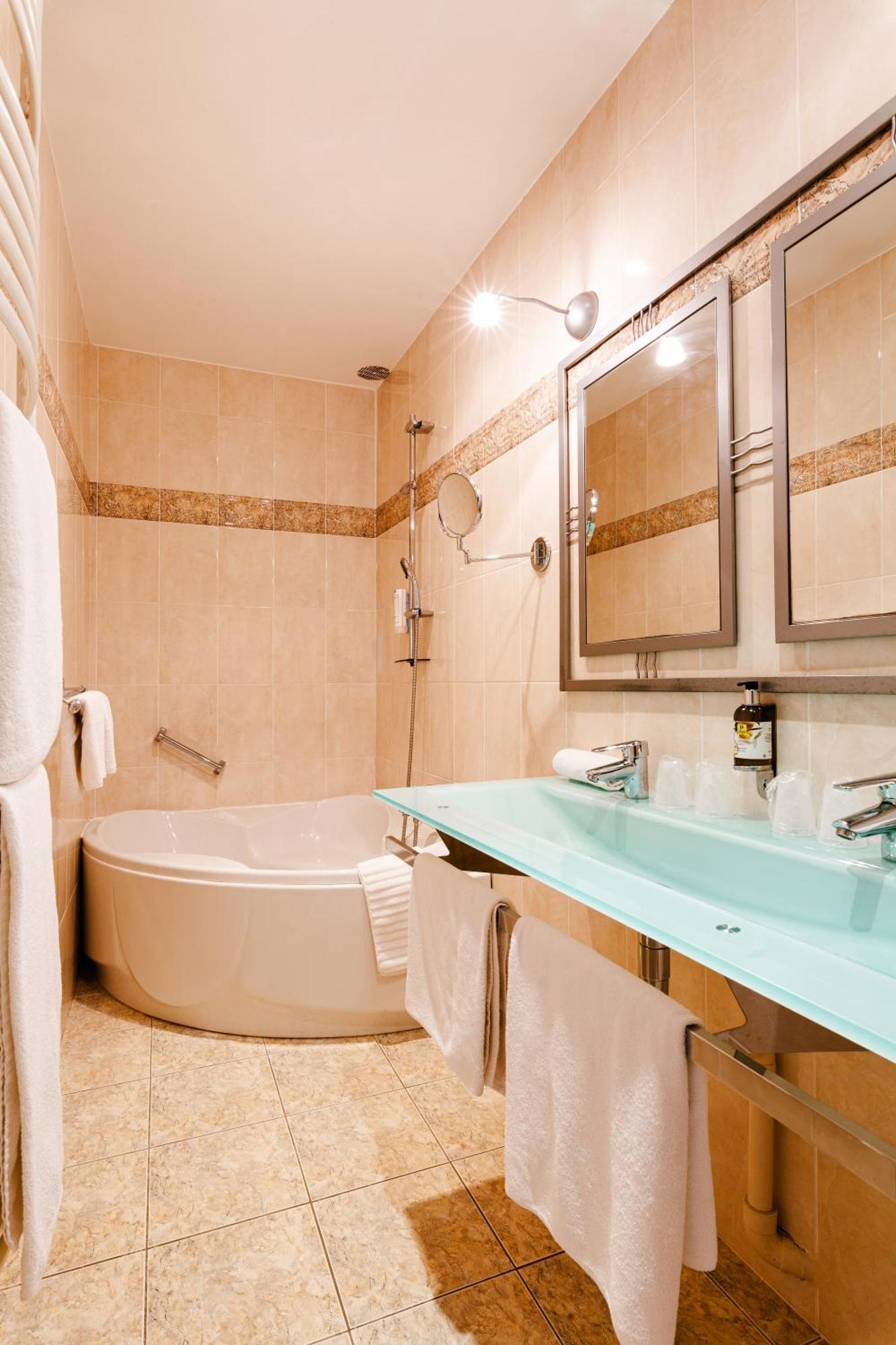 Logis Hotel Le Relais De La Poste Restaurant Le Fil Du Temps Thury-Harcourt-le-Hom Dış mekan fotoğraf