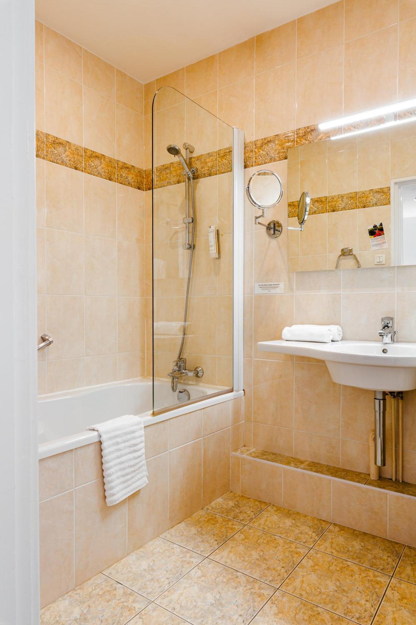 Logis Hotel Le Relais De La Poste Restaurant Le Fil Du Temps Thury-Harcourt-le-Hom Dış mekan fotoğraf
