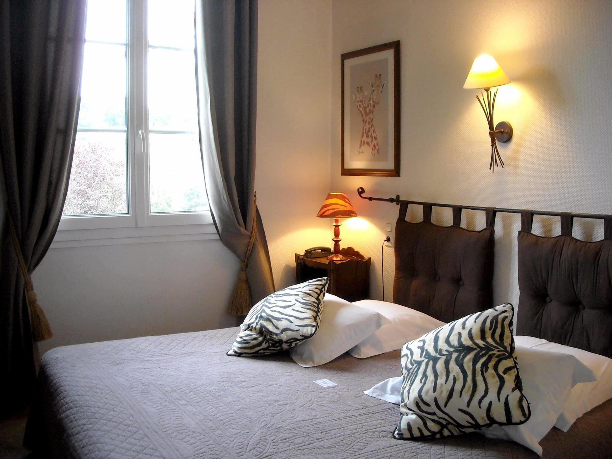 Logis Hotel Le Relais De La Poste Restaurant Le Fil Du Temps Thury-Harcourt-le-Hom Dış mekan fotoğraf