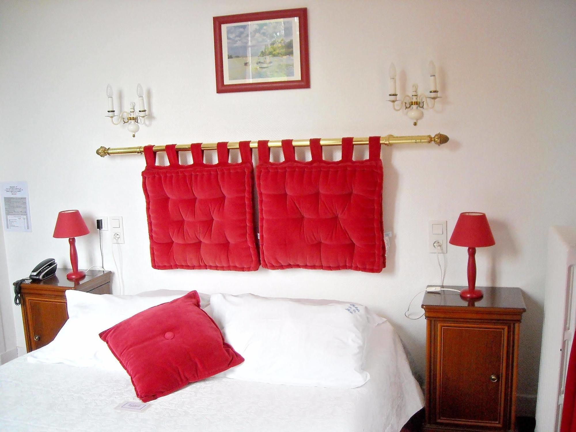 Logis Hotel Le Relais De La Poste Restaurant Le Fil Du Temps Thury-Harcourt-le-Hom Dış mekan fotoğraf
