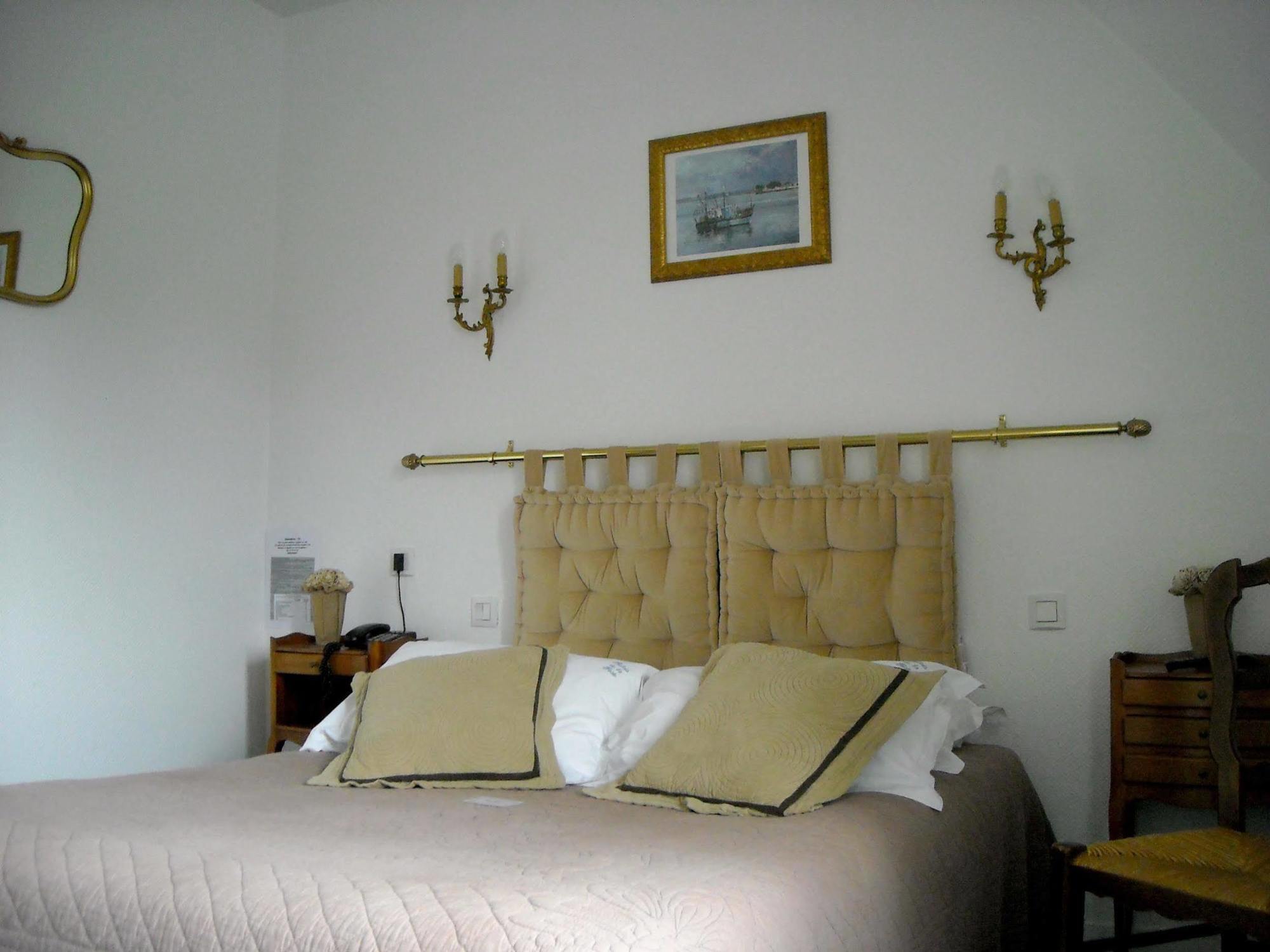 Logis Hotel Le Relais De La Poste Restaurant Le Fil Du Temps Thury-Harcourt-le-Hom Dış mekan fotoğraf