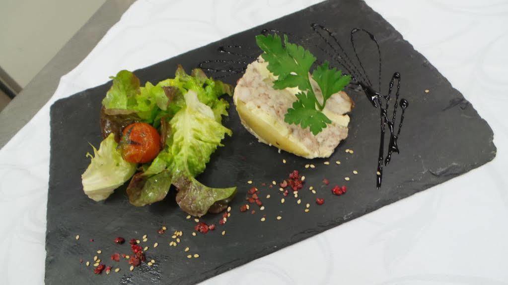 Logis Hotel Le Relais De La Poste Restaurant Le Fil Du Temps Thury-Harcourt-le-Hom Dış mekan fotoğraf